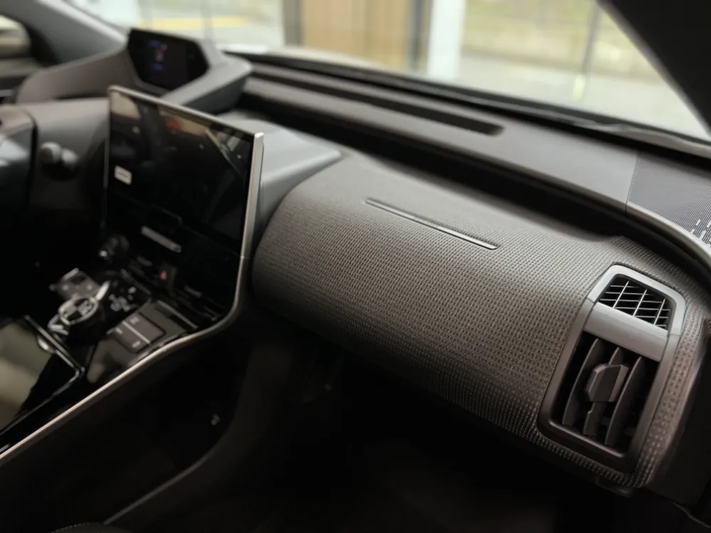 2023 toyota bz4x le fwd white 25